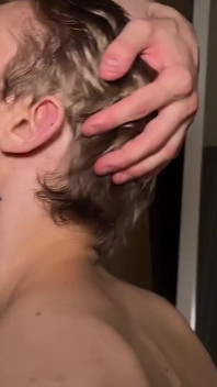 Zwei twinks abgezogen sich bei ihren freunden und fickten sich gegenseitig saftig und kamen