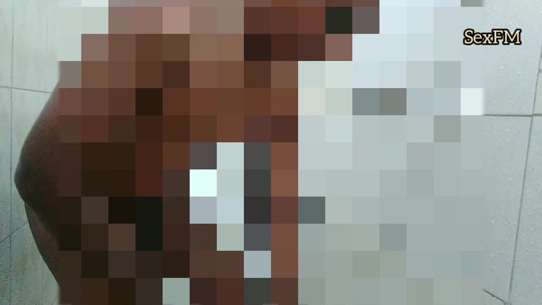 SexFM: Băiat indian desi video în pielea goală făcând baie
