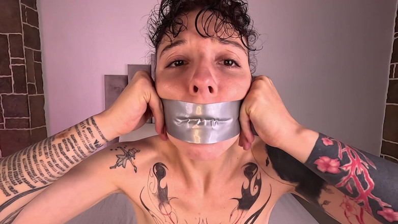 Michelle Kink: 3 kat bantla ağzı tıkalı