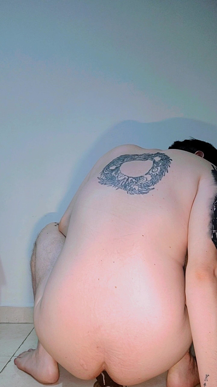 SlutClosetedfag: 妻のディルドで練習する