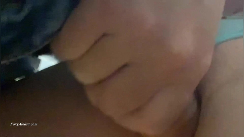 FoxyAleksa: Menggesel pepek kecil molek di bawah skirt dalam kereta api