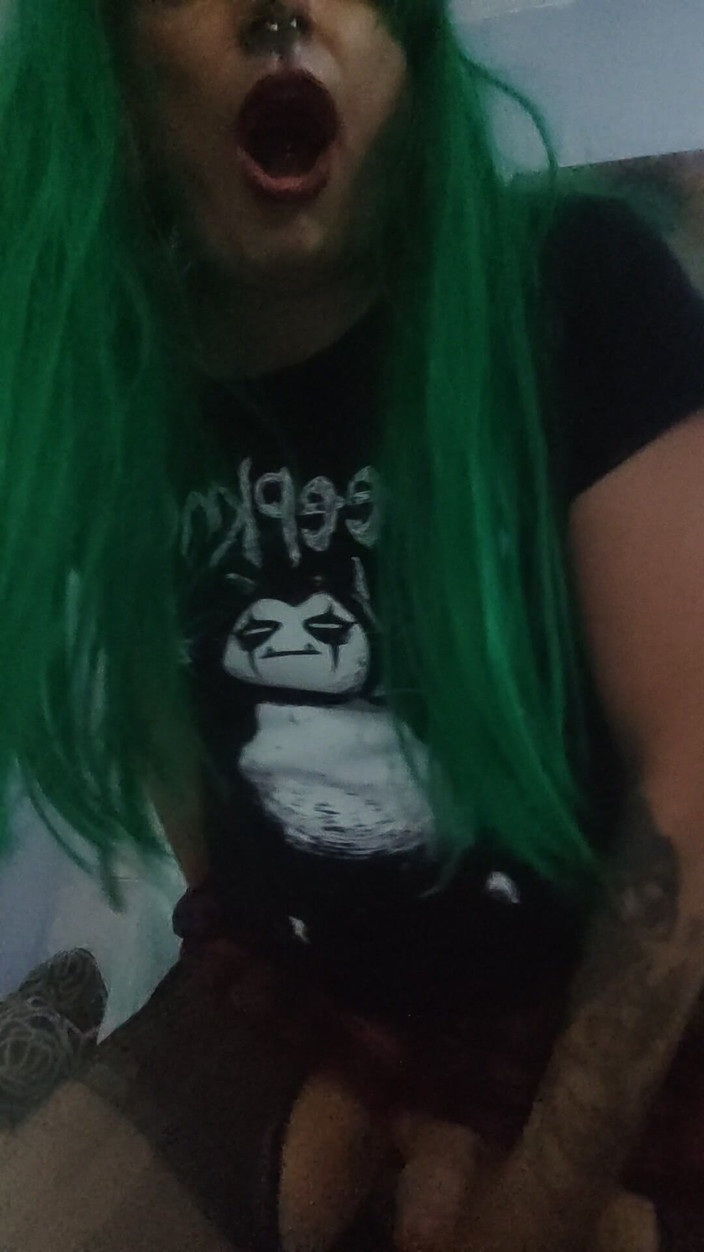 Alicia Moonkalation: Německý punk Shemale dává sólo orgasm