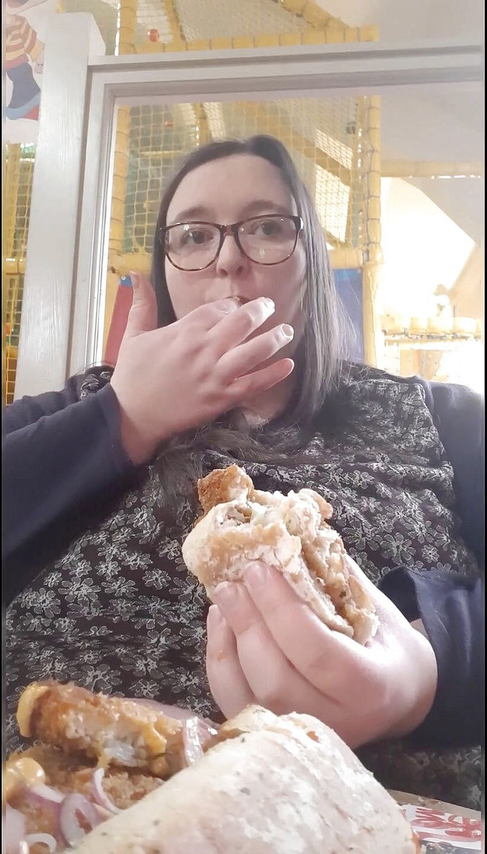 SSBBWLadyBrads: Товстушка таємно знімає їжу з мачухою (у цьому відео немає звуку)