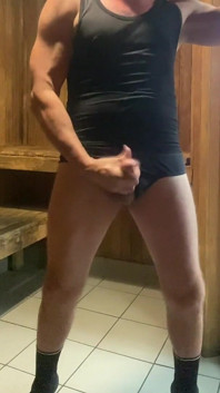 Dilf Jockdad87がサウナで別の熱い負荷を発射