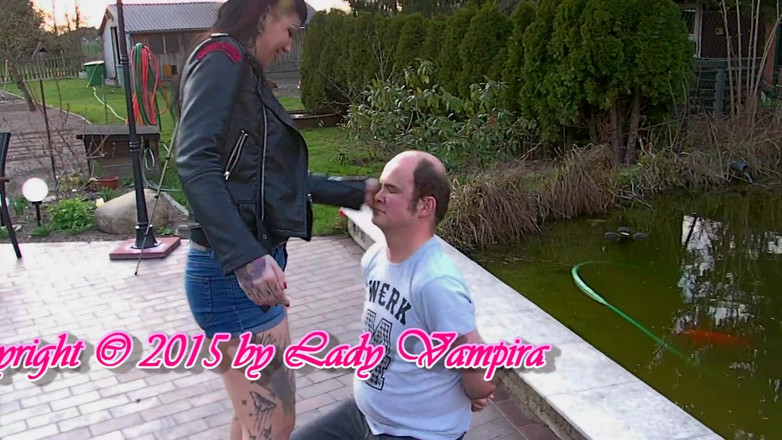 Domina Lady Vampira - SM Studio Femdom Empire: Grov barfota
