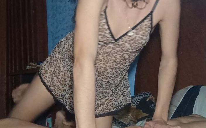 Femboy from Colombia: 나는 지금 모든 것을 즐길 수 있어 너무 행복해