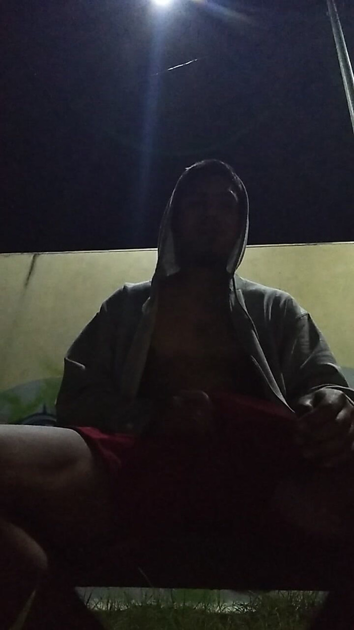 AlexAlejandro13: Geen warme shirtman in Park met alleen trui op gevoel...