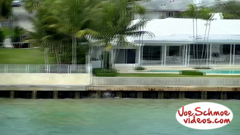 Joe Schmoe: Brian yang belum disunat nyepong di laut