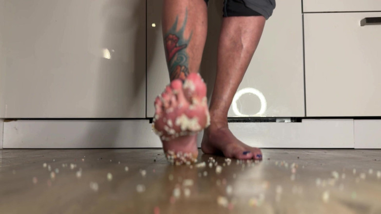 NaomiPerv: Naomiperv drcení a stomping jídlo s jejími podpatky a chodidly