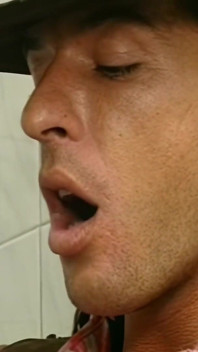 丰满成熟的黑发女郎在浴室里被深