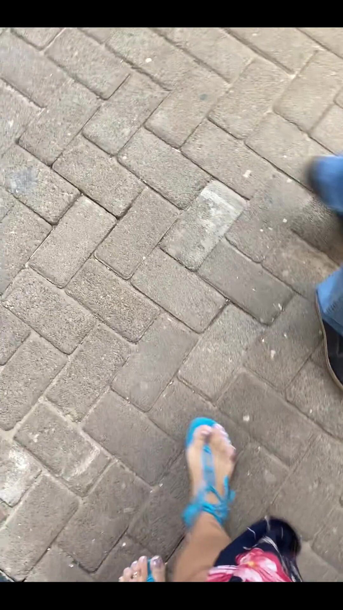 KiffaFeet: Buongiorno con le mie gambe sexy e sandali blu