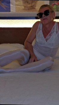 Abendshow Von Sissi Michelle in Weißer Dessous Von Den Seychellen.