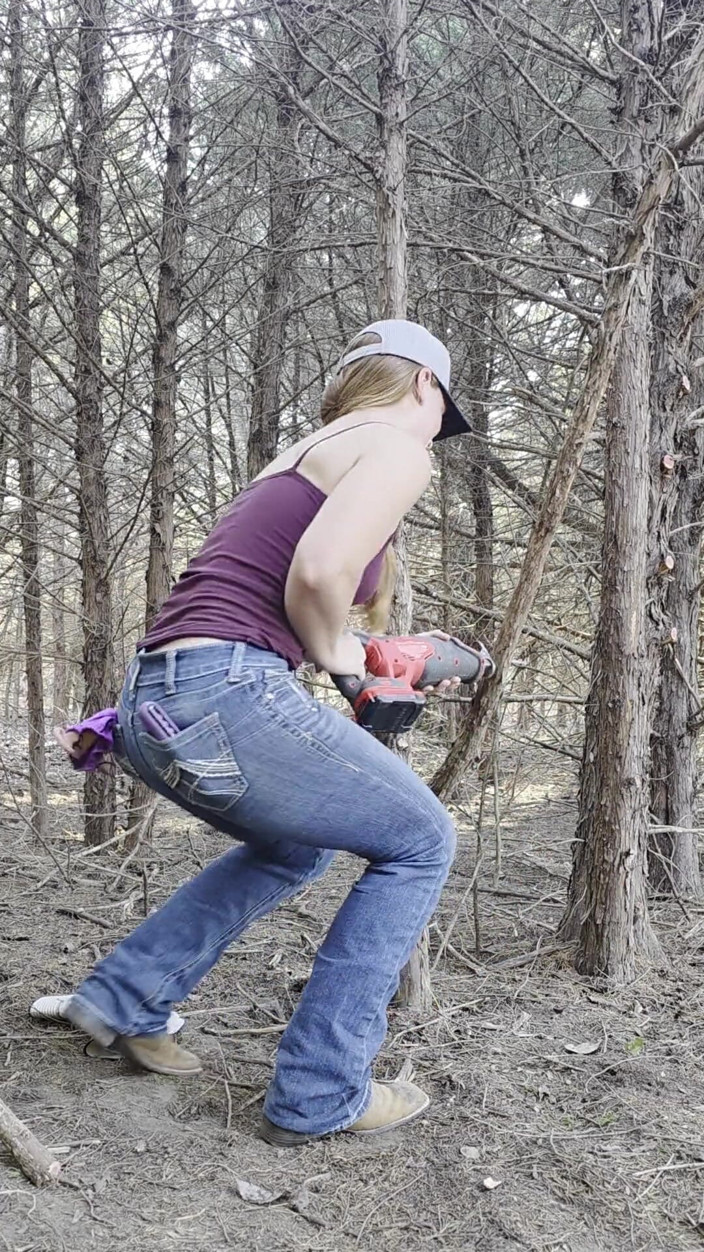NaughtyRedFarmgirl: Pelirroja folla coño en bosque chorros por todas partes