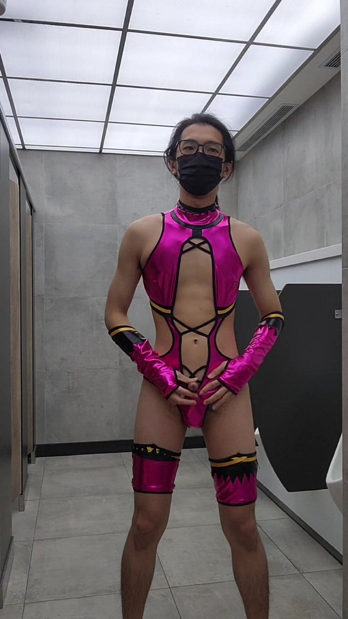 NotAFuta: Mileena puta exibicionista em público