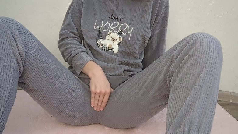 MilaPixie: Pijama azdırma: sert boşalana kadar parmakla oynuyor