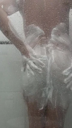 娘娘腔男孩在把屁股交给主人后洗澡