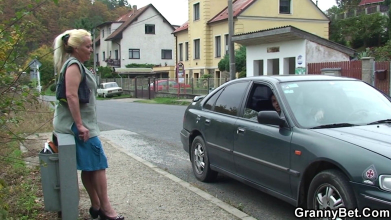 Granny Sluts: Raunchy lantlig farmor krämad
