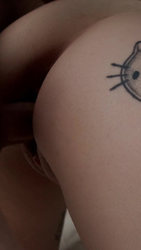 Bg. footjob, baise en levrette. Éjaculation sur le cul