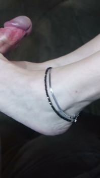 MILF fa un intenso footjob nel pomeriggio invernale!