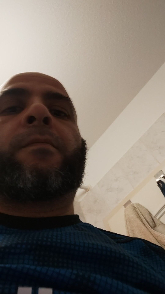 SmokedAlloy2: DJ-bro işemeye başlar ve bu onu tahrik eder.