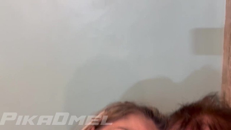 Jony PikaDmel: 이 놈은 아파트를 강탈하러 갔고, 이 섹시녀는 거의 알몸으로 발견하고 그녀를 따먹어