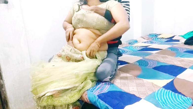 CharlieAishaa: Sexy Indische vrouw is wanhopig op zoek naar hardcore-seks