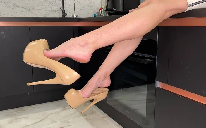 Julia domaina: Bơm giày cao gót trên chân dài, nghèn và váy...