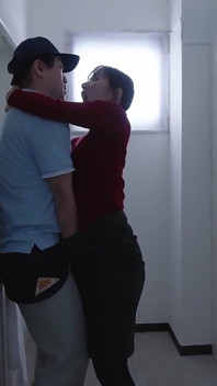 Uma bela senhora do escritório usando uma tanga de virilha dividida durante sua pausa no escritório.. 1
