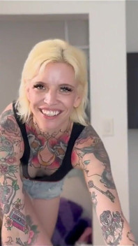 Kitt Jones adora dar boquetes desleixados