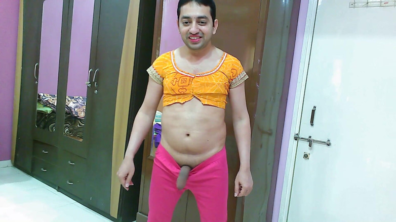 Cute & Nude Crossdresser: Douce tapette travestie femboy sucette dans un haut sexy et...