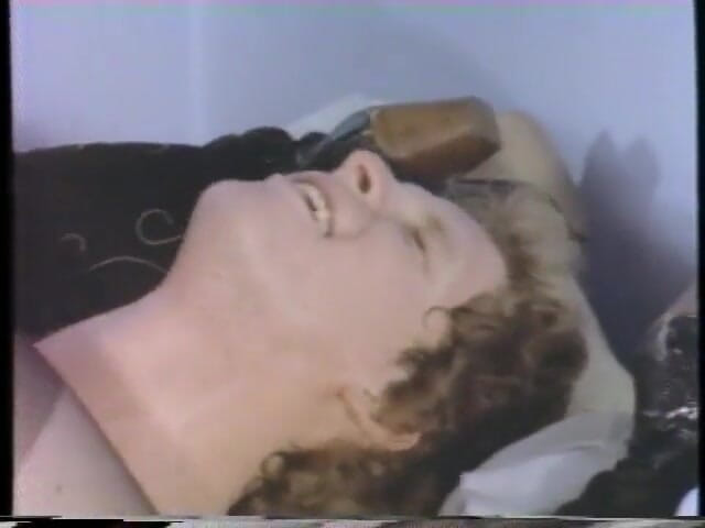 Old Good Porn: Armăsar primește pula tare suptă înainte de a fute blonde fierbinți...