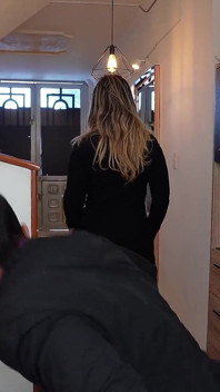 没有经验的年轻女人去申请工作，但被拒绝了，她决定向老板展示她的阴道