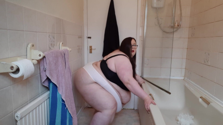 SSBBWLadyBrads: Ssbbw sutyen ve tanga içinde esneme egzersizi