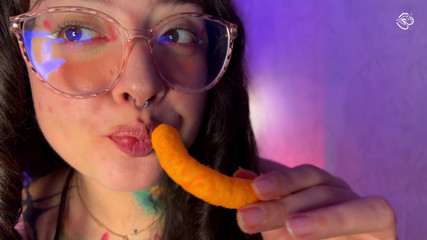 Pedazodchicle: Gantess आपको उसका चबाया हुआ भोजन और बर्प्स देखने देती है