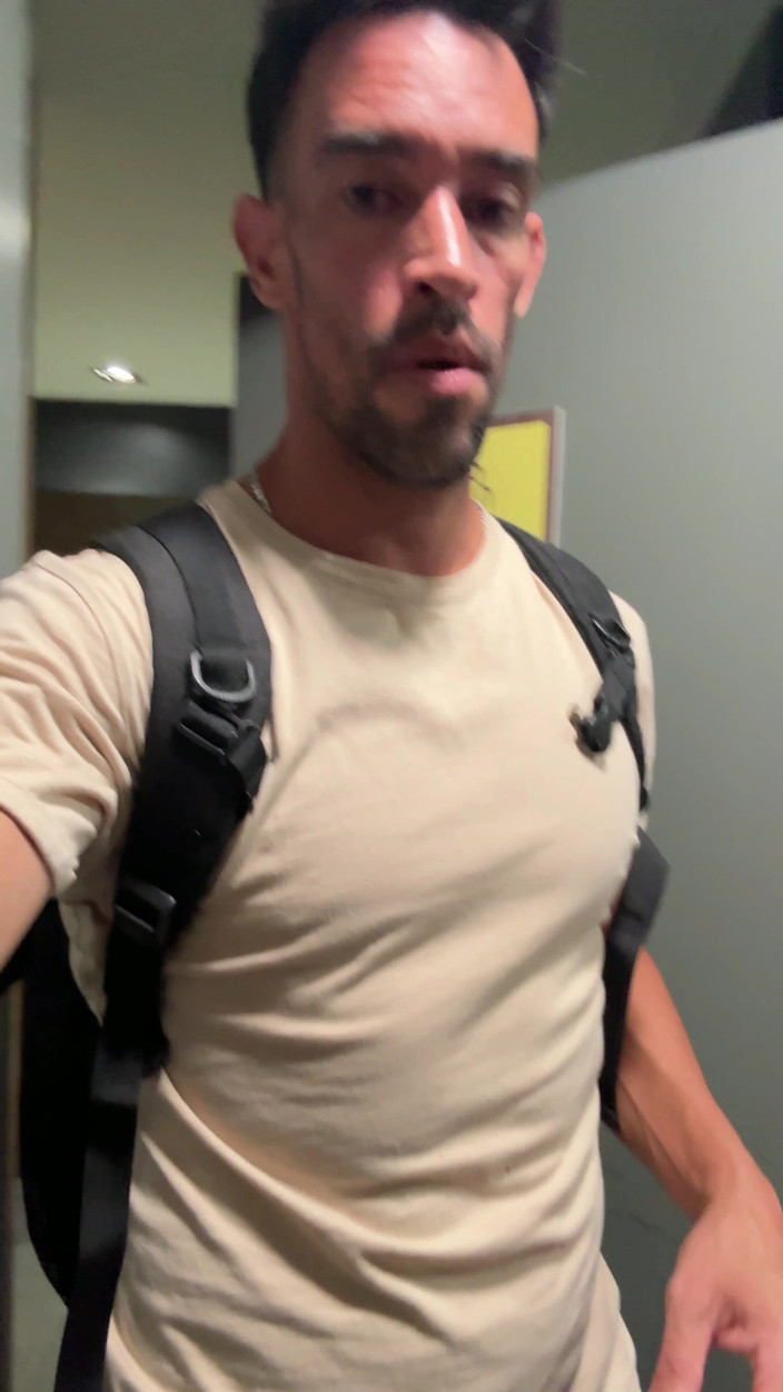 Paul Williams: Sehari bugil berujung masturbasi bugil di kamar mandi wanita