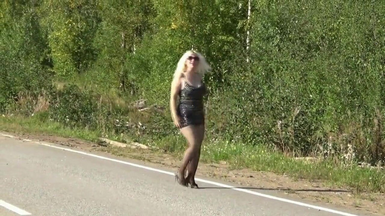 Nylon-Heels: Kısa elbiseli güzel kadın