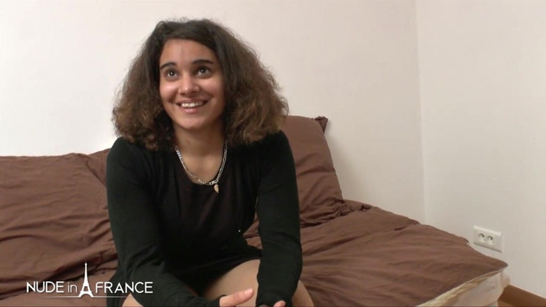 Nude in France: Napalona francuska suka zostaje wbita podczas ssania kutasa