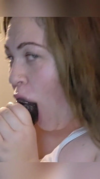 Phat Booty White Girl je ošukaná a polyká mrdku svých nevlastních bratrů