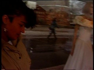 Lucky Cooch: Brunette schoonheid geeft een interview buitenshuis in Duitse vintage video