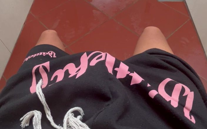 Quan Vietnam 18: Jonge Aziatische jongen. Stille discrete ruk in openbaar toilet met...