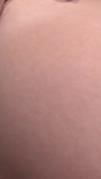 Bella ragazza pulisce e scopa dopo un cazzo enorme