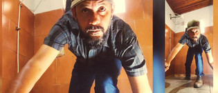 Stink HairyMale: Se baigner avec des vêtements