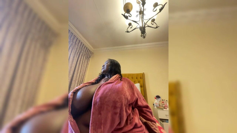 Legendary Booty Overdose: Чернокожая милфа-жиробасина делает стриптиз на улице
