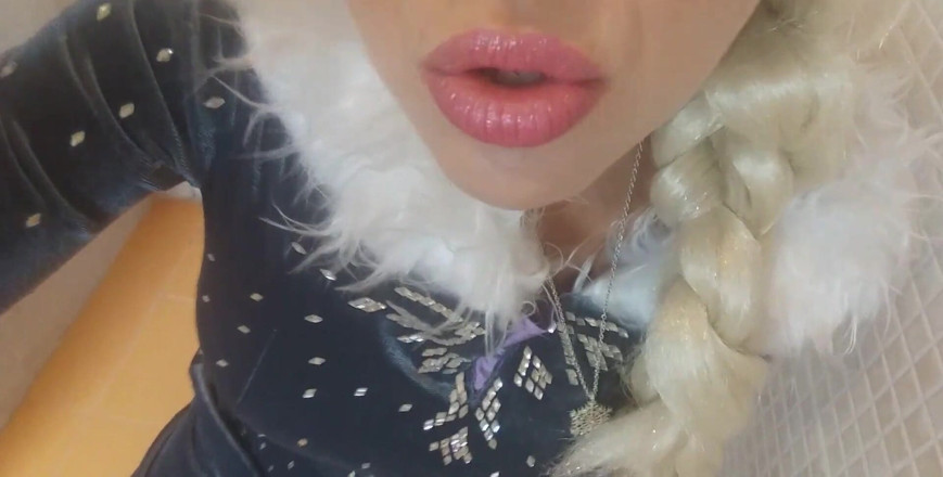 savannahamatoriale: Elsas Cosplay Wanna Make U See