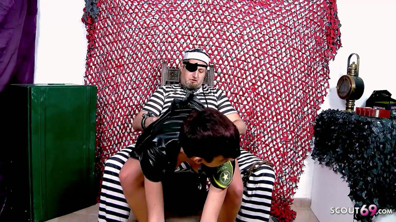 Full porn collection: Sexy poliziotto magro leyre viene scopata da compagno in prigione