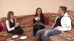 Nude in France: Versaute blondine und rothaarige teilen schwanzlutschen