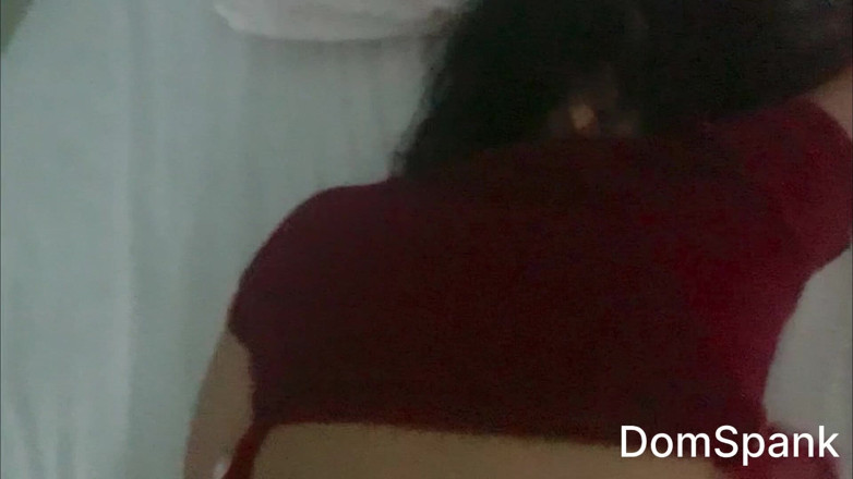 RealDomSpank: Миниатюрная красотка с большой задницей наслаждается ее дырками программы растягивания с криком.