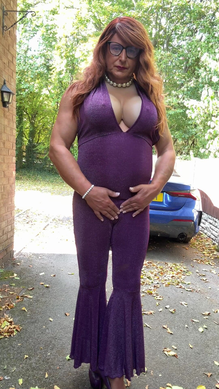 Kellycd2022: Travestit sexy Kellycd2022 în costum de pisică violet și tocuri