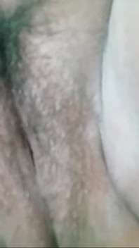 Seksi Filipinli orta yaşlı seksi kadın amcığıma meyve doldurarak eğleniyor
