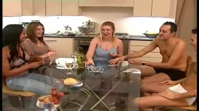 Pure CFNM: 脱衣舞扑克被骗